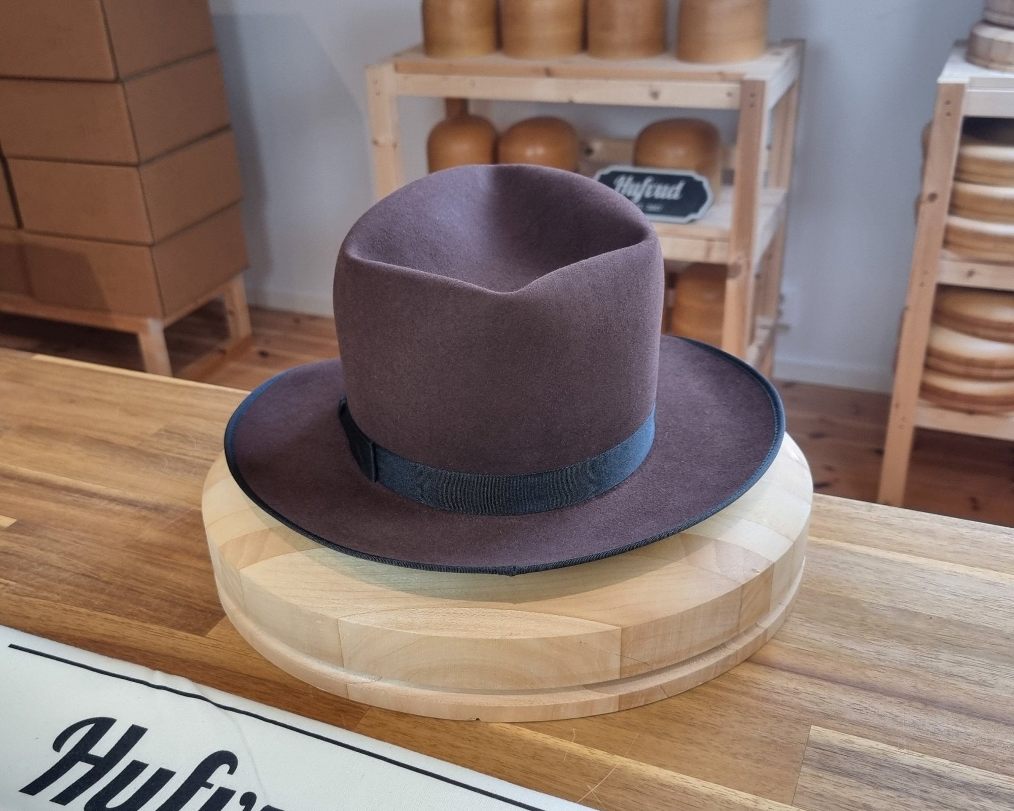 PLAYBOY FEDORA | BEAVER HUNDRED | HERITAGE WEAVE HATBAND | MULTIPLE SIZES AVAILABLE - Hufvud