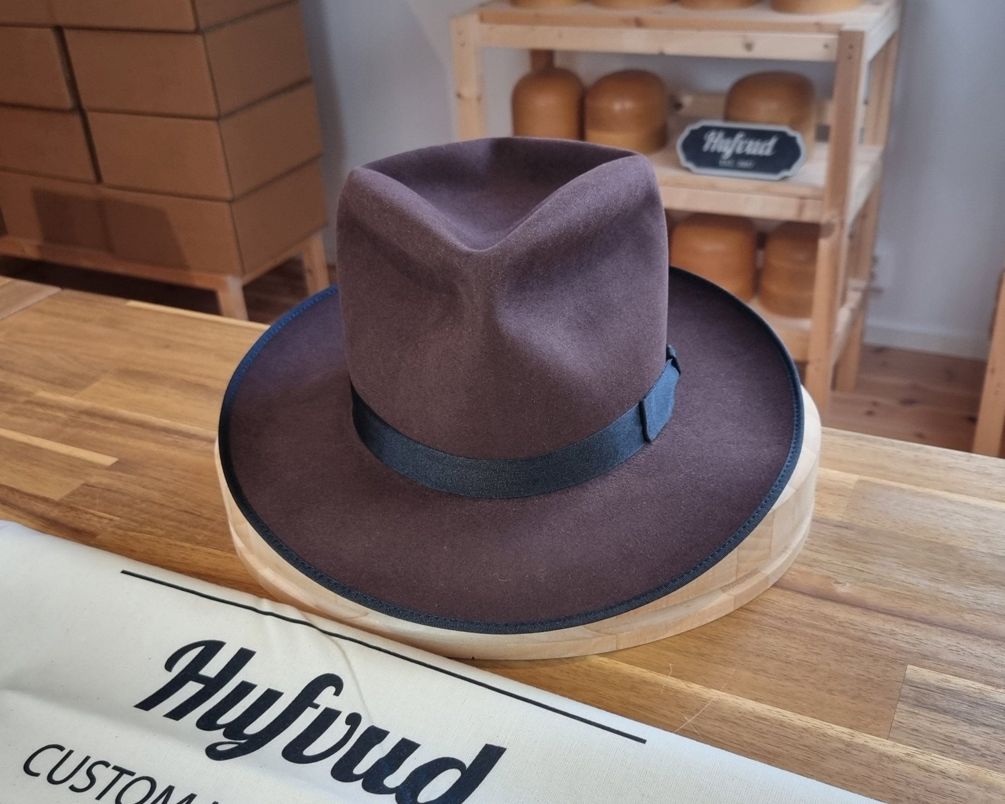PLAYBOY FEDORA | BEAVER HUNDRED | HERITAGE WEAVE HATBAND | MULTIPLE SIZES AVAILABLE - Hufvud