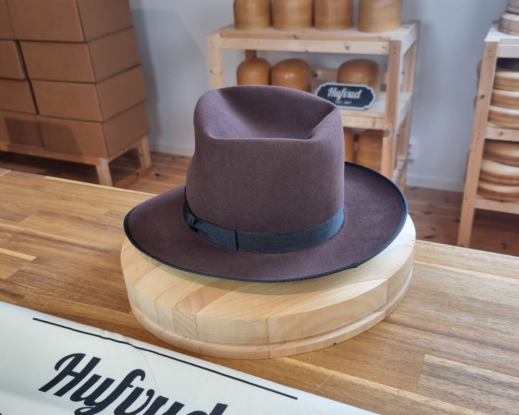 PLAYBOY FEDORA | BEAVER HUNDRED | HERITAGE WEAVE HATBAND | MULTIPLE SIZES AVAILABLE - Hufvud