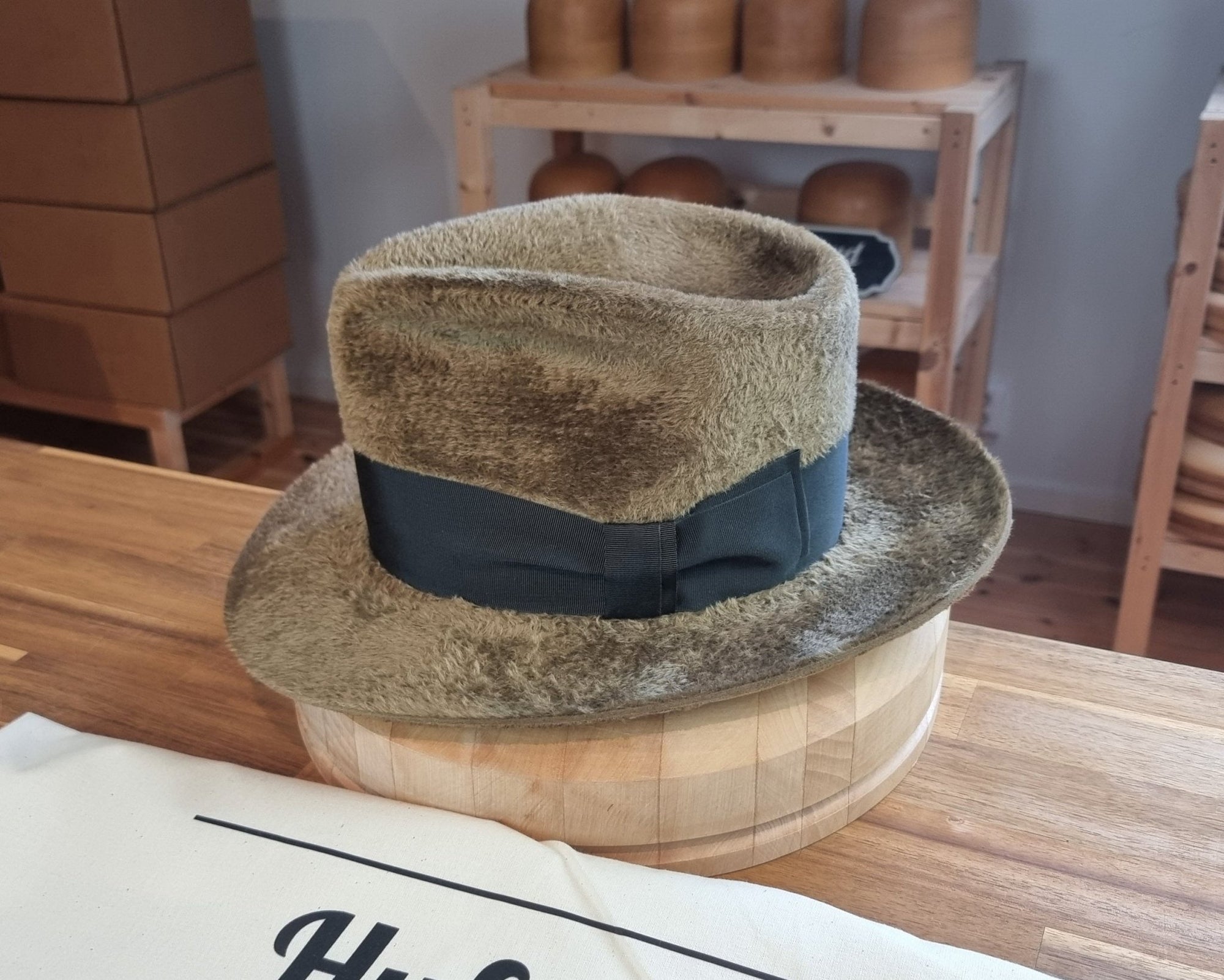 RAGNAR FEDORA | 100% HARE | FAWN COLOR | VELOUR FINISH | SIZE 60, US 7 1/2 - Hufvud