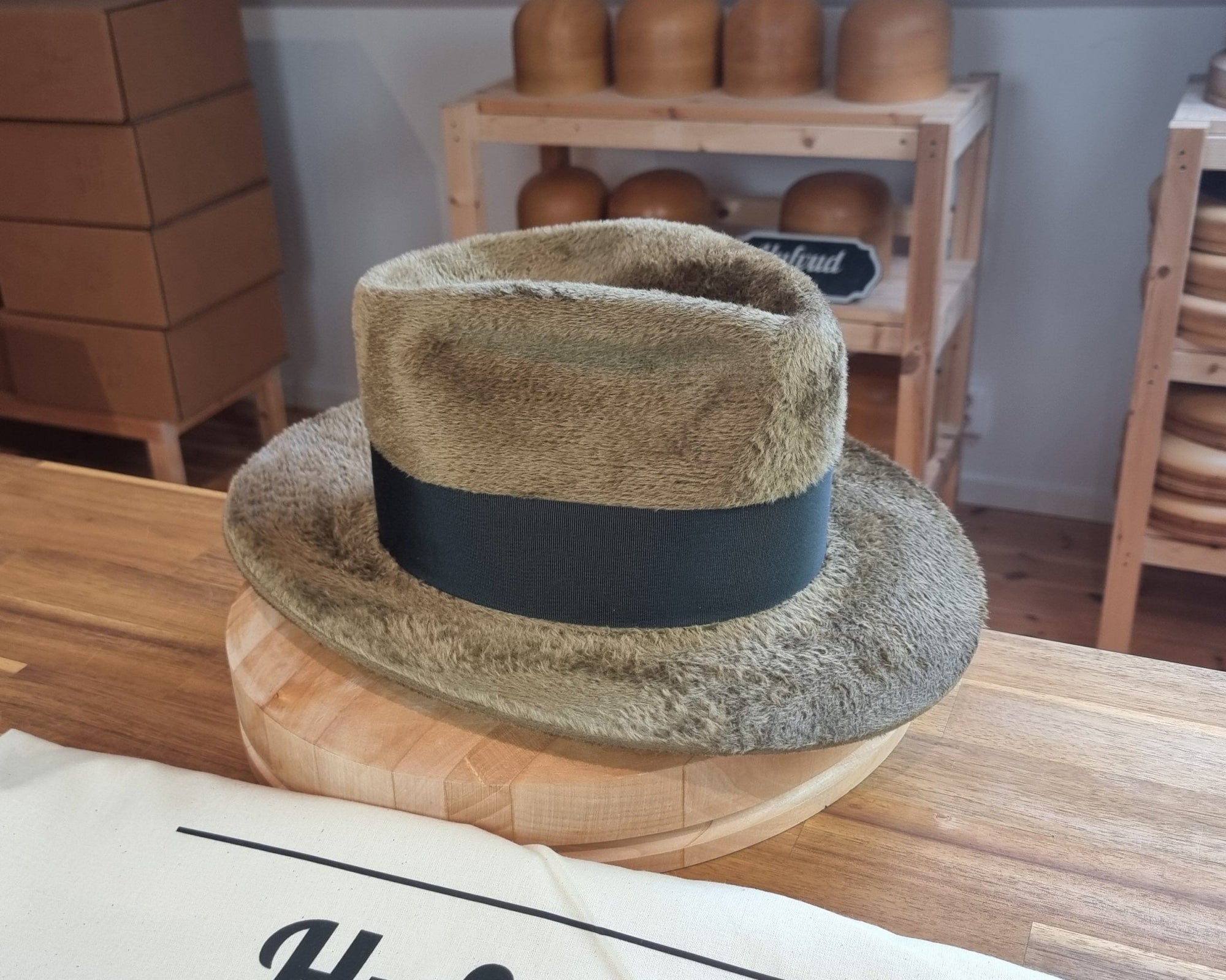 RAGNAR FEDORA | 100% HARE | FAWN COLOR | VELOUR FINISH | SIZE 60, US 7 1/2 - Hufvud