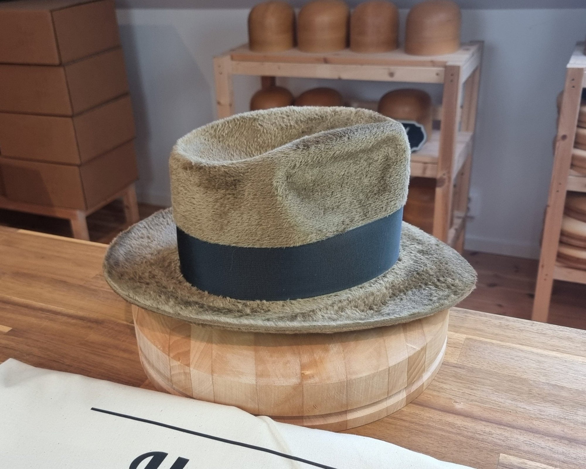 RAGNAR FEDORA | 100% HARE | FAWN COLOR | VELOUR FINISH | SIZE 60, US 7 1/2 - Hufvud