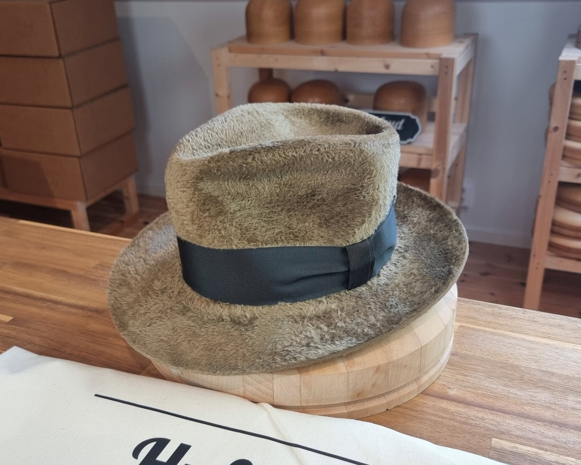 RAGNAR FEDORA | 100% HARE | FAWN COLOR | VELOUR FINISH | SIZE 60, US 7 1/2 - Hufvud