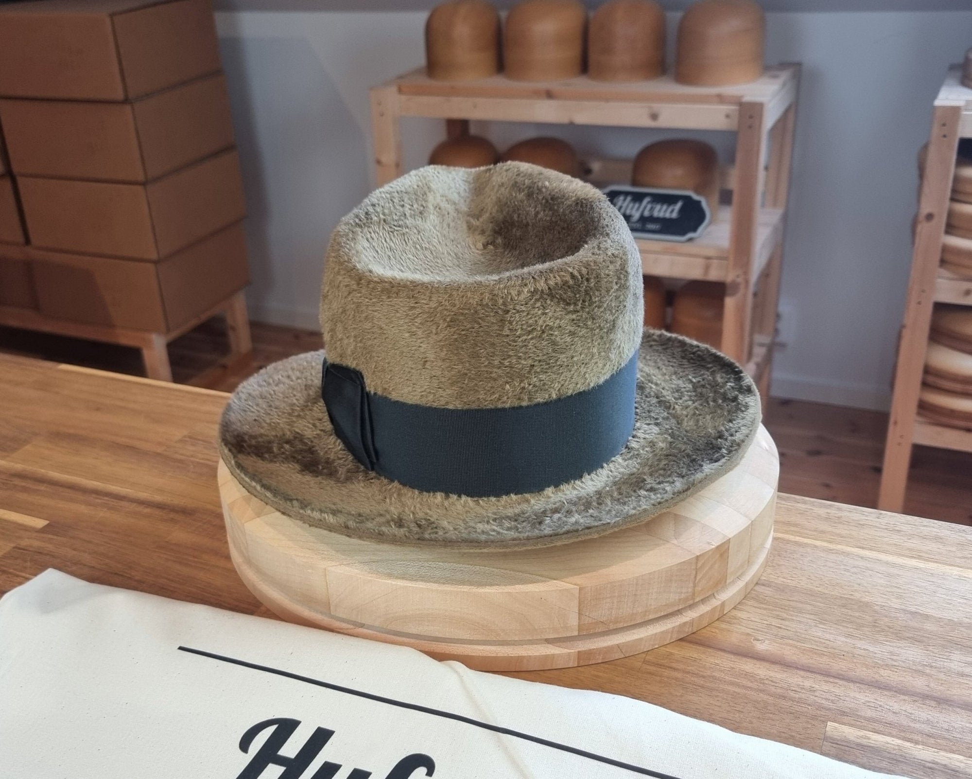 RAGNAR FEDORA | 100% HARE | FAWN COLOR | VELOUR FINISH | SIZE 60, US 7 1/2 - Hufvud