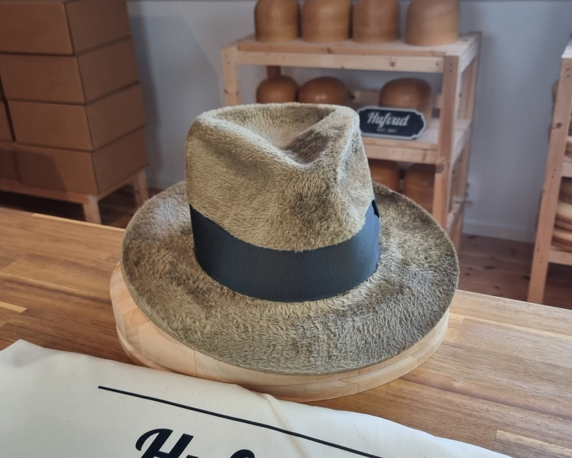 RAGNAR FEDORA | 100% HARE | FAWN COLOR | VELOUR FINISH | SIZE 60, US 7 1/2 - Hufvud