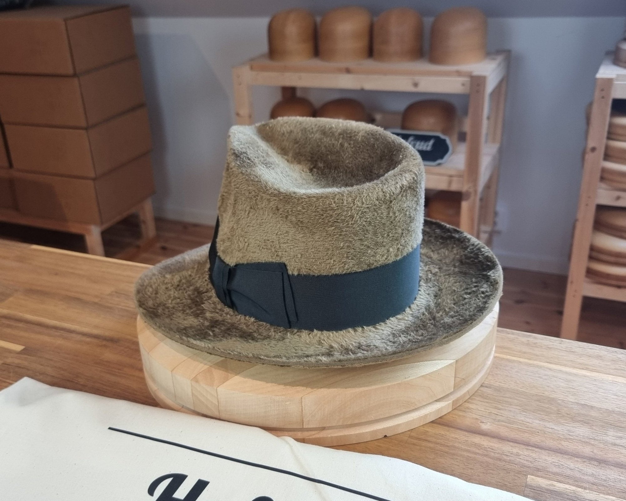 RAGNAR FEDORA | 100% HARE | FAWN COLOR | VELOUR FINISH | SIZE 60, US 7 1/2 - Hufvud