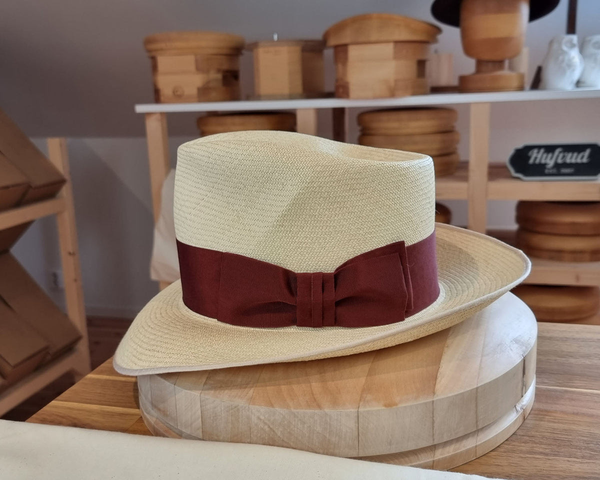 RAGNAR FEDORA | HAND WOVEN ECUADORIAN STRAW | NATURAL COLOR | CUENCA GRADE EIGHT | SIZE 58, US 7 1/4 - Hufvud
