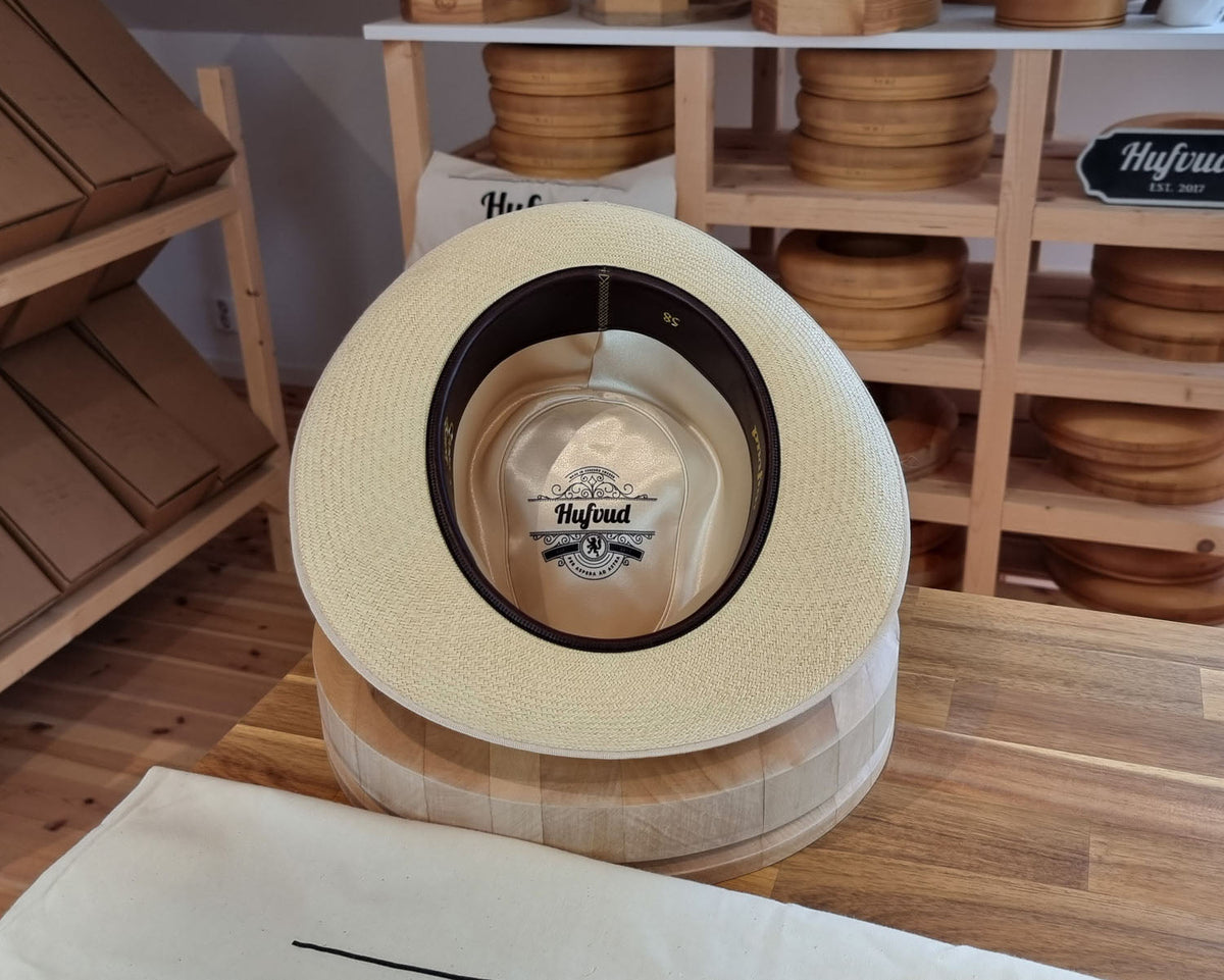 RAGNAR FEDORA | HAND WOVEN ECUADORIAN STRAW | NATURAL COLOR | CUENCA GRADE EIGHT | SIZE 58, US 7 1/4 - Hufvud
