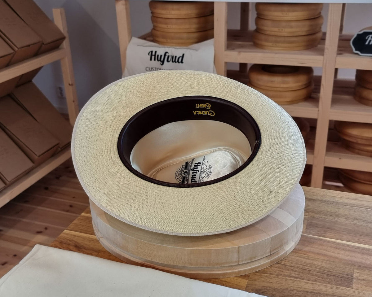 RAGNAR FEDORA | HAND WOVEN ECUADORIAN STRAW | NATURAL COLOR | CUENCA GRADE EIGHT | SIZE 58, US 7 1/4 - Hufvud