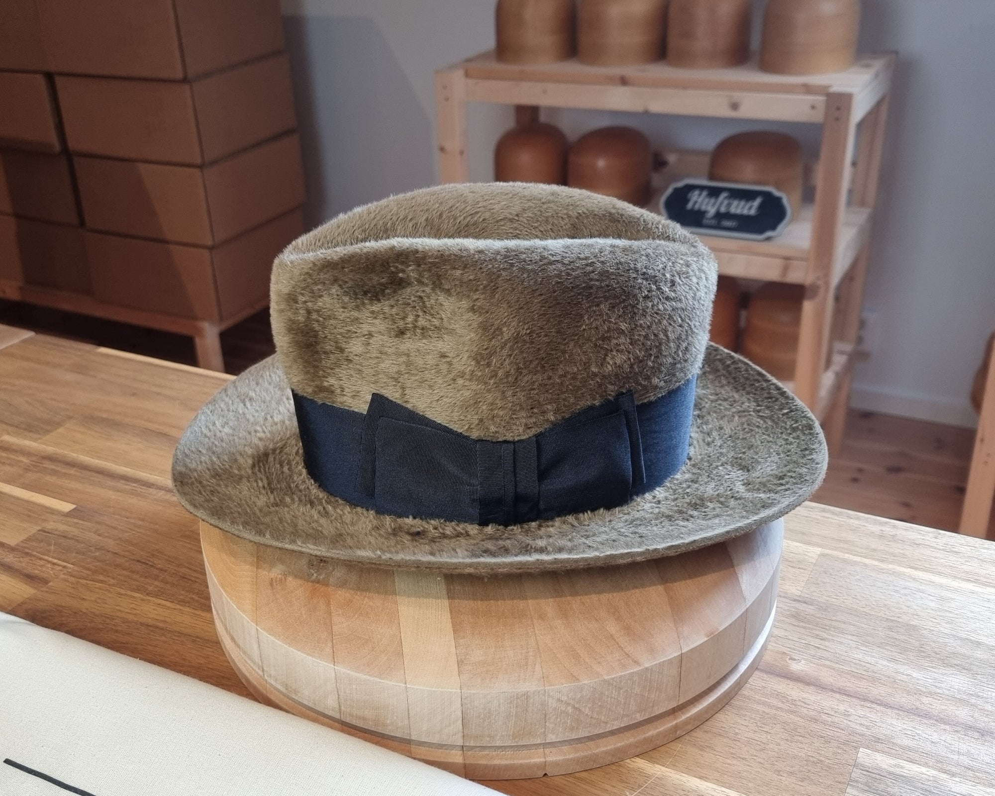 CAGNEY FEDORA | 100% HARE | FAWN COLOR | VELOUR FINISH | SIZE 58, US 7 1/4