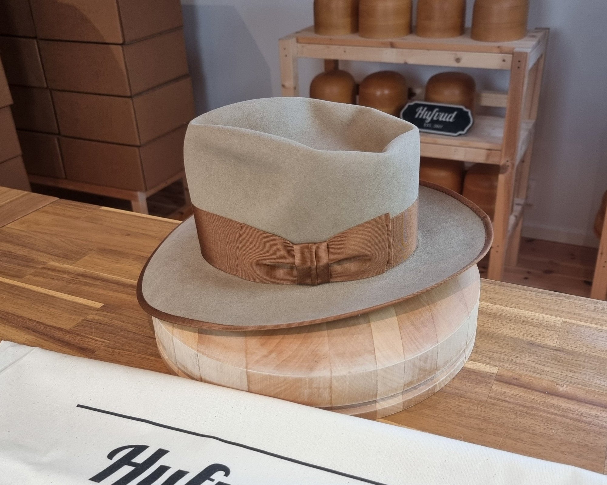 WHIPPET FEDORA | BEAVER FIFTY | FAWN COLOR | MULTIPLE SIZES AVAILABLE - Hufvud