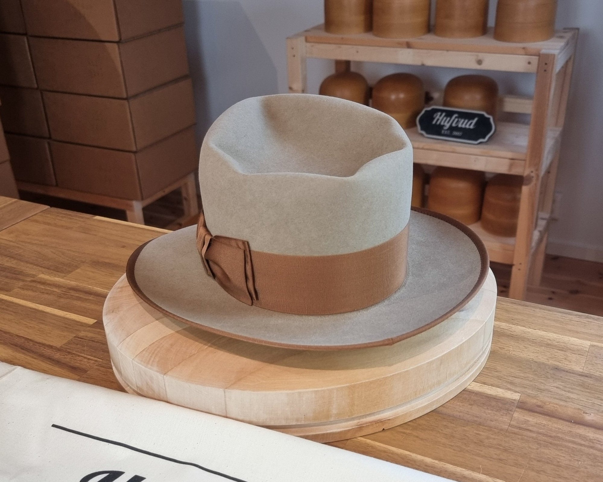 WHIPPET FEDORA | BEAVER FIFTY | FAWN COLOR | MULTIPLE SIZES AVAILABLE - Hufvud
