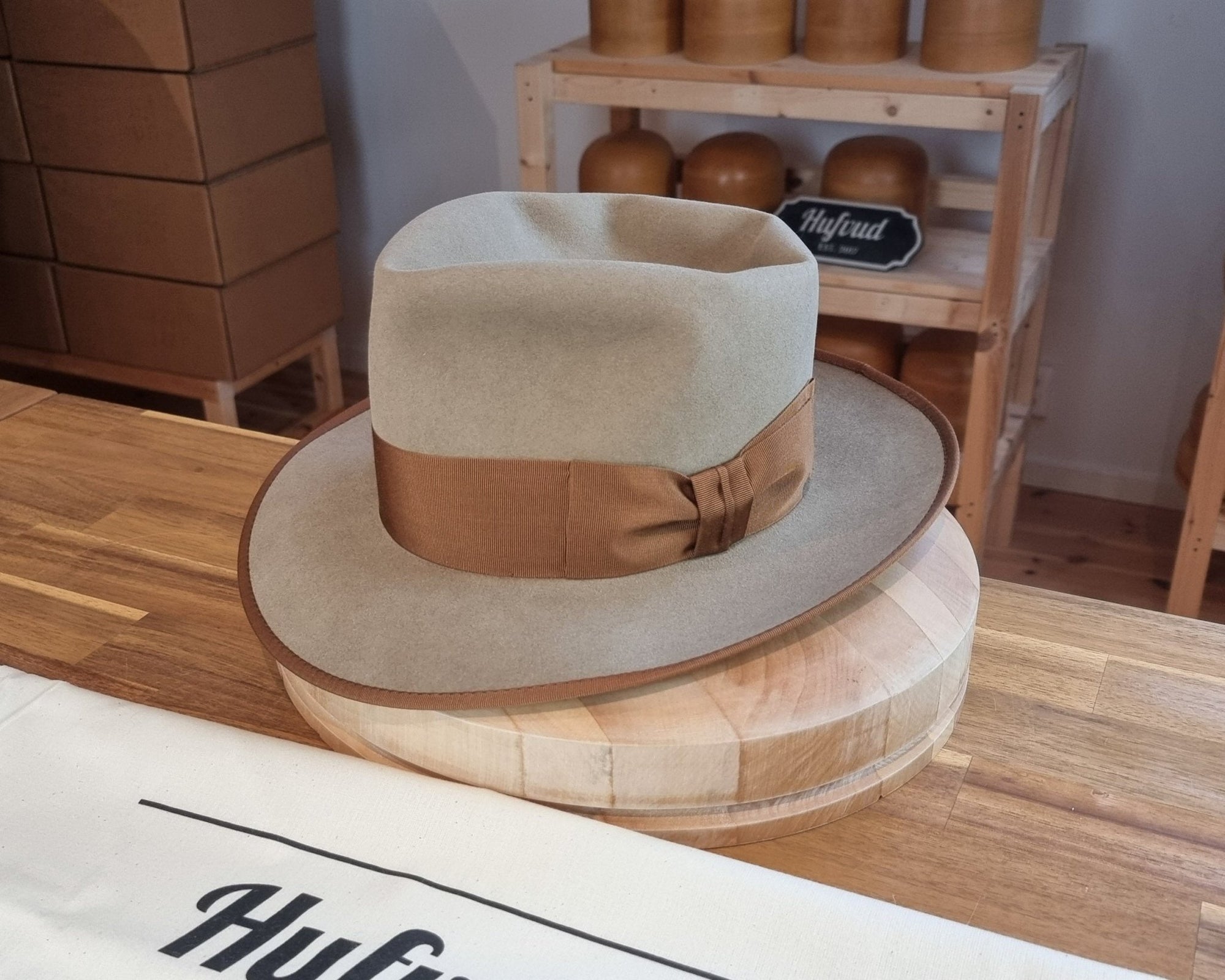 WHIPPET FEDORA | BEAVER FIFTY | FAWN COLOR | MULTIPLE SIZES AVAILABLE - Hufvud