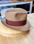 OLAV FEDORA | CAMEL | 50X BEAVER BLEND | SIZE 60, US 7 1/2