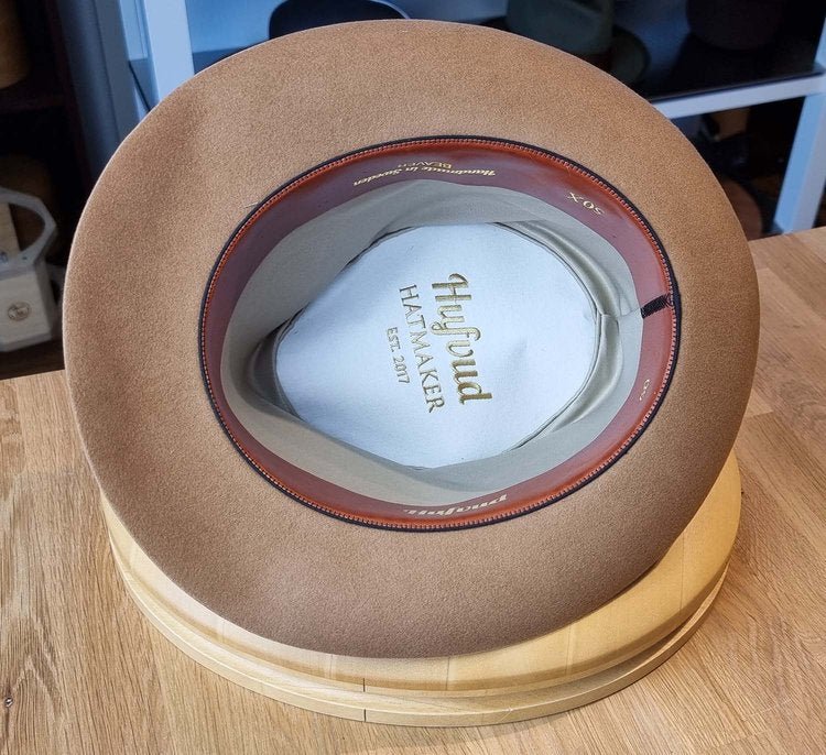 OLAV FEDORA | CAMEL | 50X BEAVER BLEND | SIZE 60, US 7 1/2