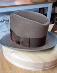OLAV FEDORA | VINTAGE BEIGE | RABBIT & HARE DELUXE BLEND | SIZE 60, US 7 1/2